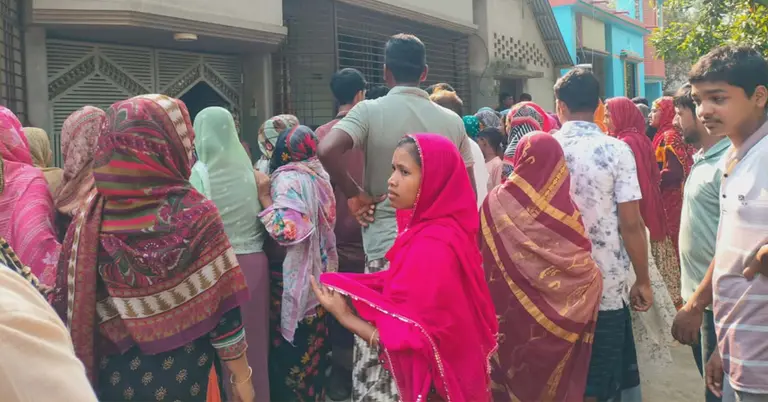 নিহতদের বাড়িতে স্বজন ও স্থানীয়দের ভিড়